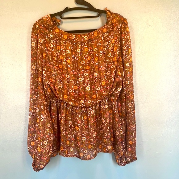 Beautiful multi colored blouse with flattering neckline. - Picture 5 of 9